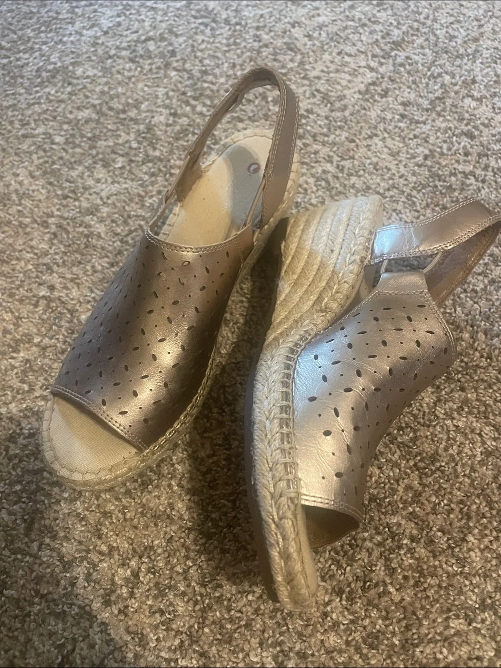 Clark’s Petrina Gail Metallic Gold Espadrille Wedge Sandals size 7.5